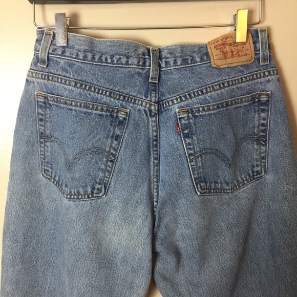 [Levi’s] Women’s High Rise Light Wash Mom Jeans - Picture 7 of 8